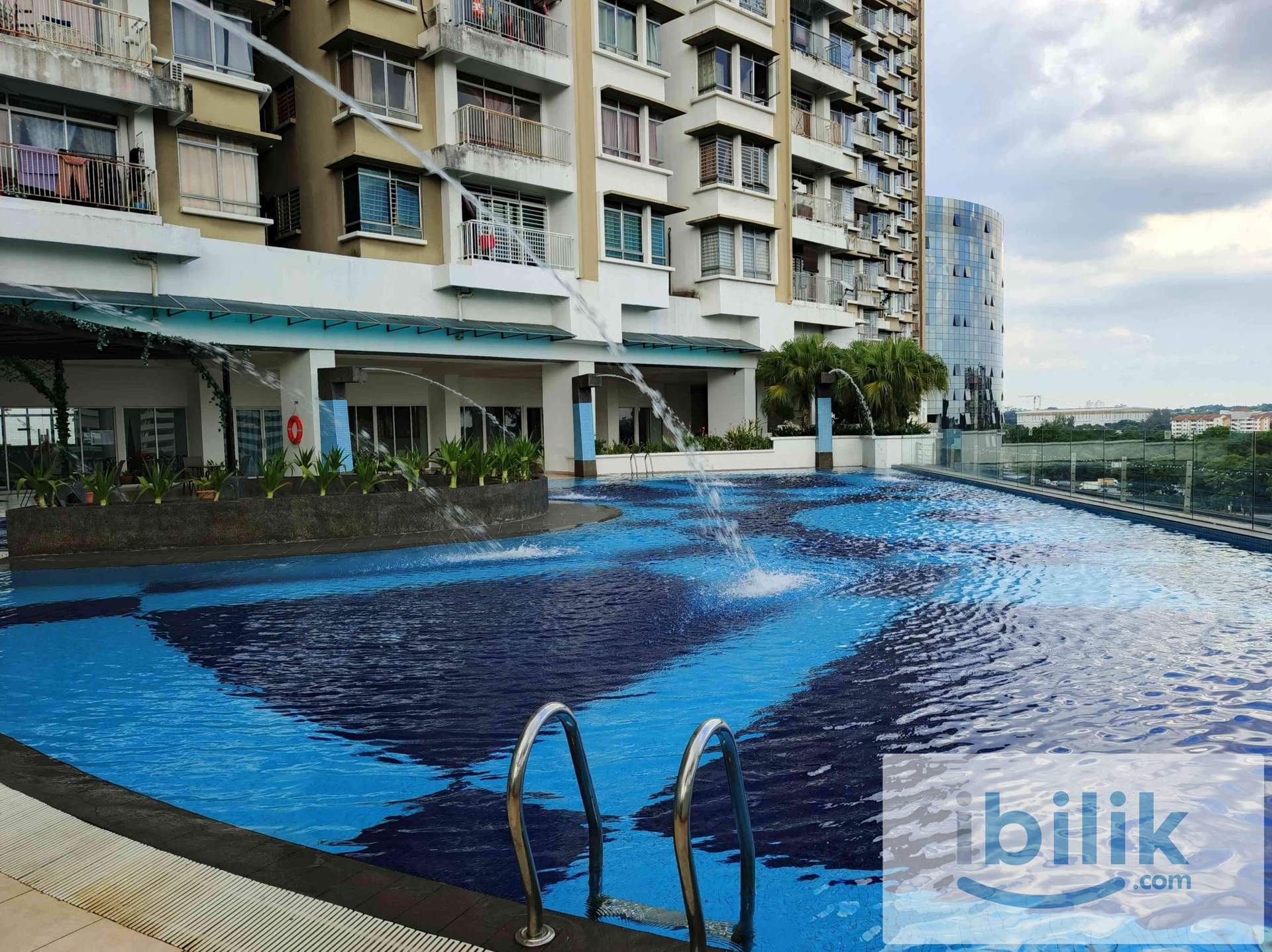 Spacious Master Room With Attached Bathroom, Free Wifi, Short Walk To LRT Stations - Image 9