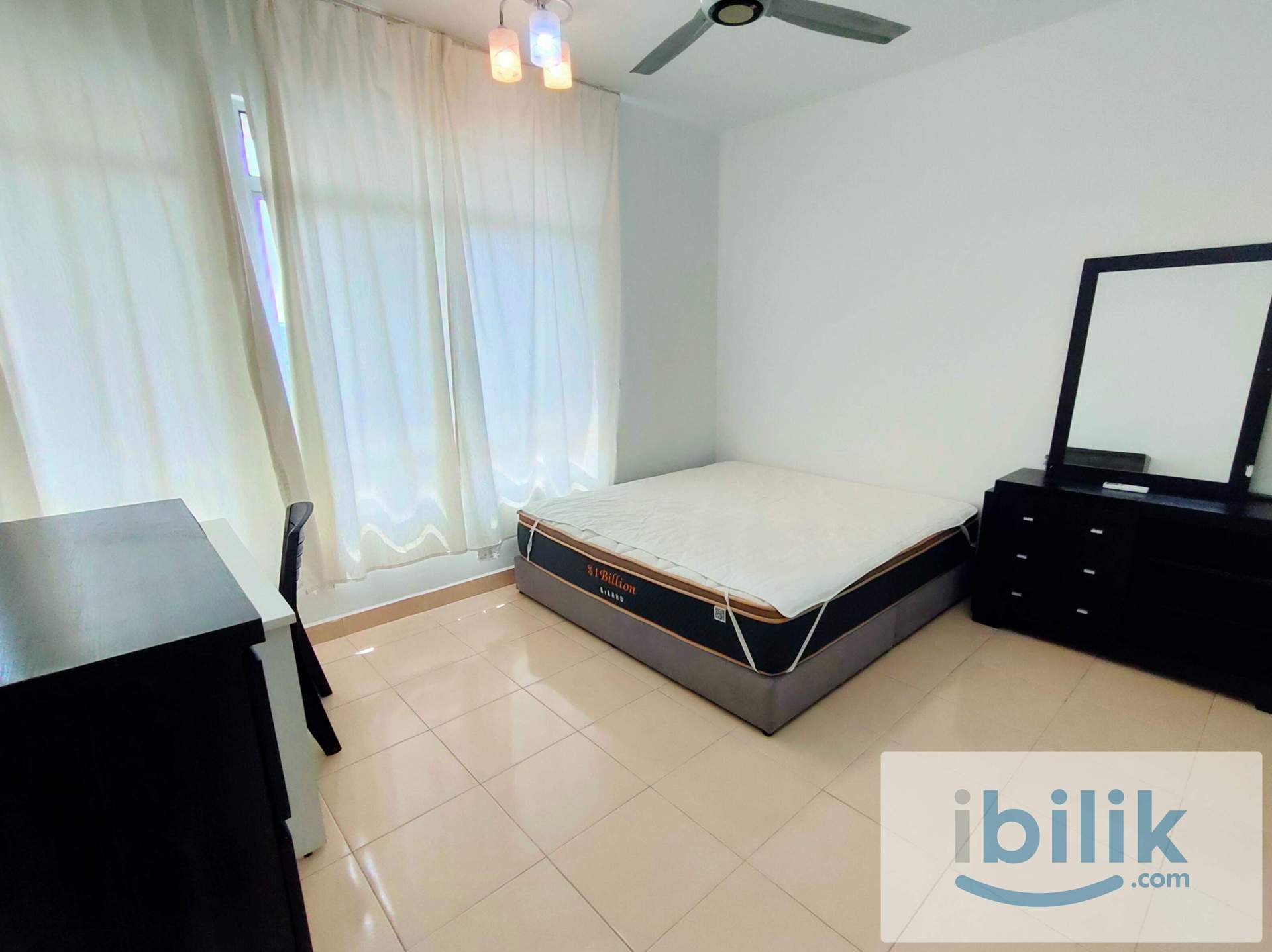 Spacious Master Room With Attached Bathroom, Free Wifi, Short Walk To MSU, LRT Stations - Image 2