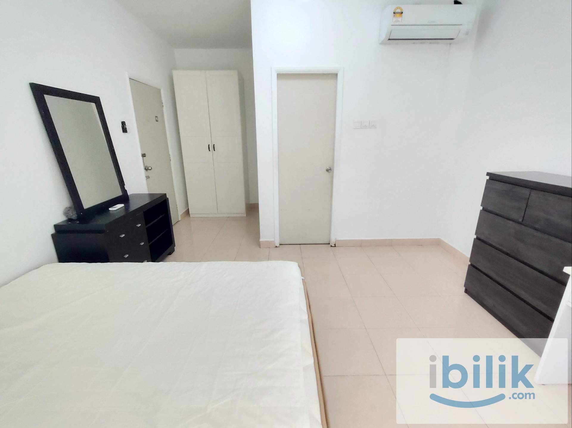 Spacious Master Room With Attached Bathroom, Free Wifi, Short Walk To MSU, LRT Stations - Image 3