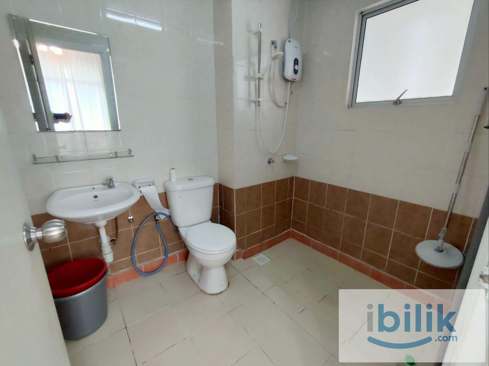 Spacious Master Room With Attached Bathroom, Free Wifi, Short Walk To MSU, LRT Stations - Image 4