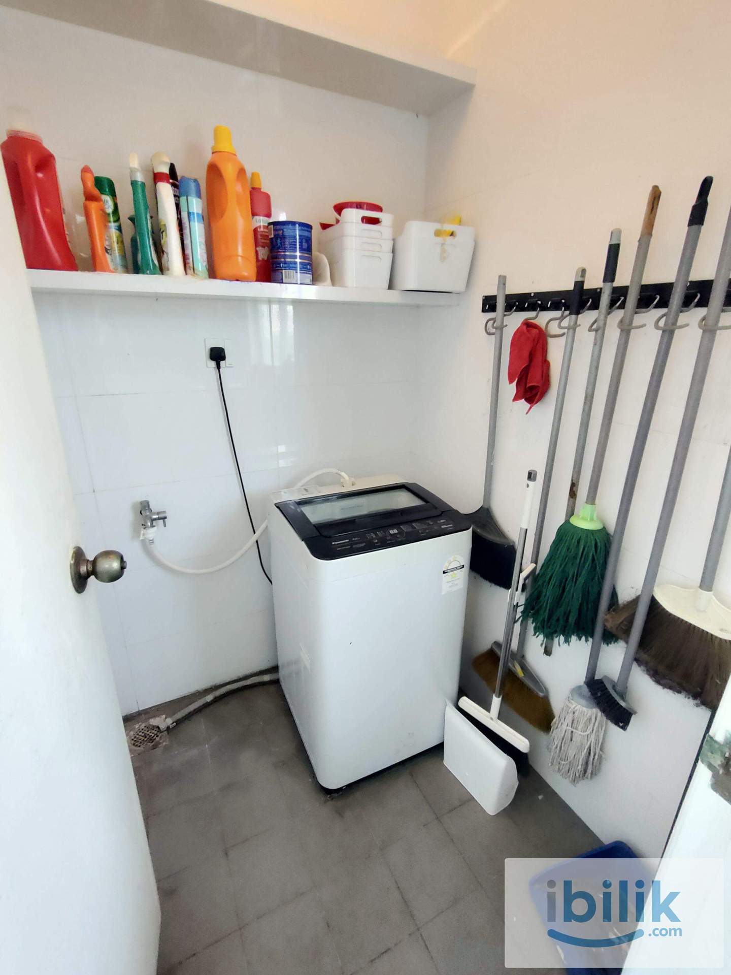 Spacious Master Room With Attached Bathroom, Free Wifi, Short Walk To MSU, LRT Stations - Image 6