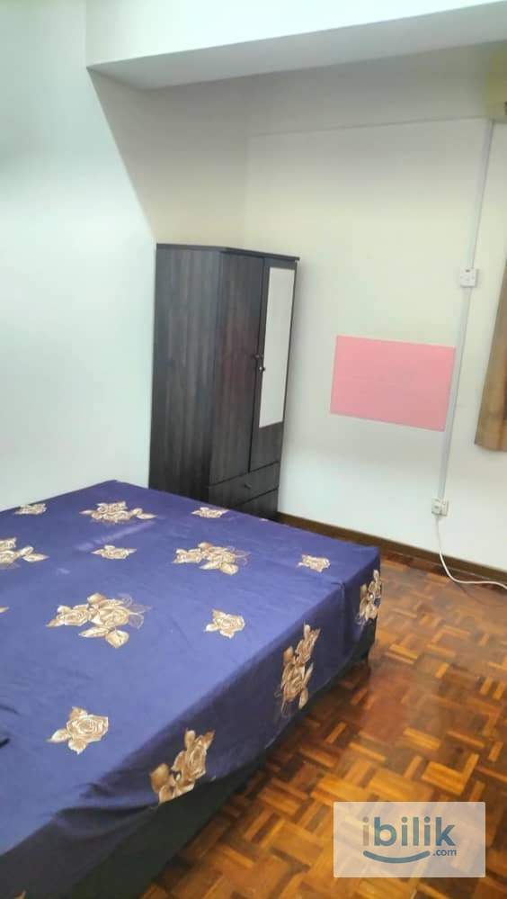 Aircond Medium Room. Male, Bayu Tasik1 Condo,LRT Salak selatan  - Image 2