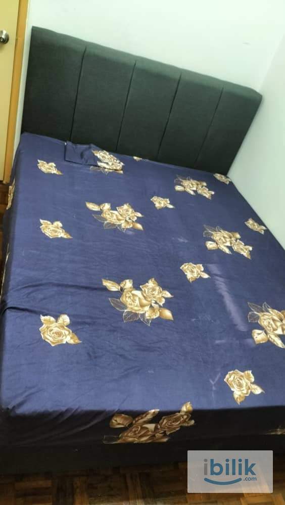 Aircond Medium Room. Male, Bayu Tasik1 Condo,LRT Salak selatan  - Image 4