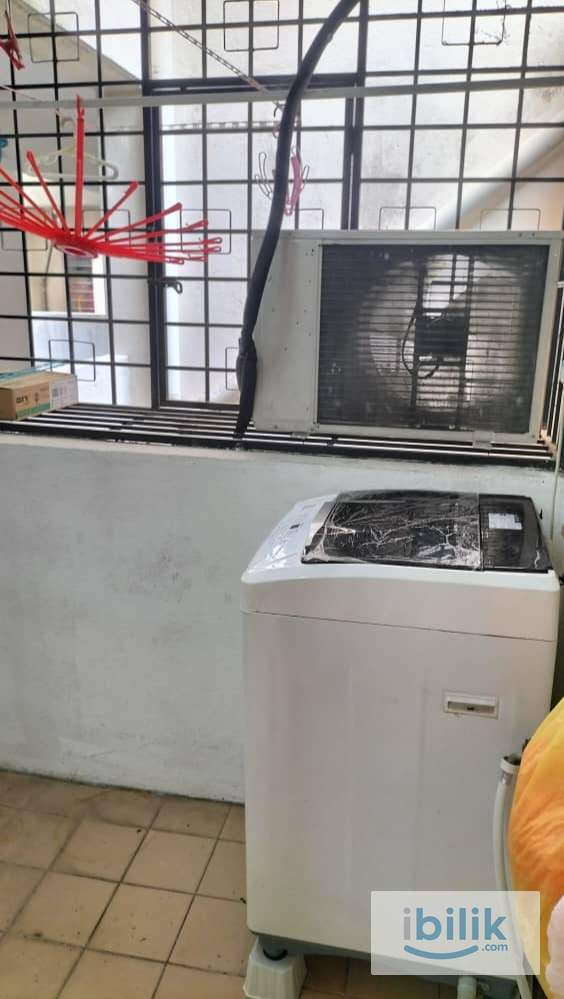 Aircond Medium Room. Male, Bayu Tasik1 Condo,LRT Salak selatan  - Image 5