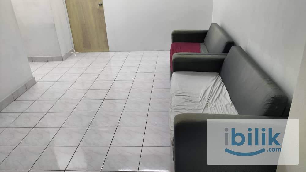 Aircond Medium Room. Male, Bayu Tasik1 Condo,LRT Salak selatan  - Image 6