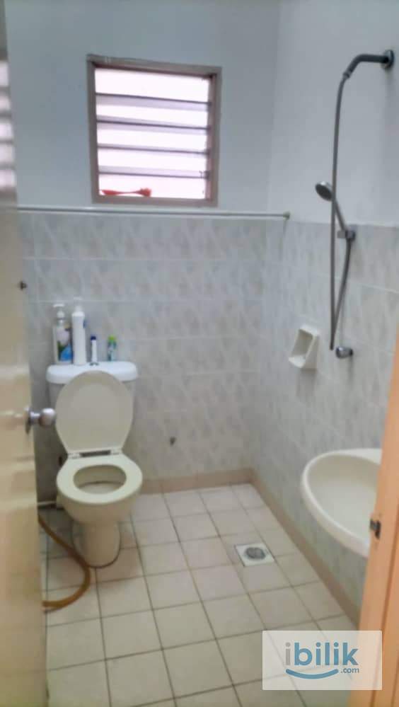 Aircond Medium Room. Male, Bayu Tasik1 Condo,LRT Salak selatan  - Image 7