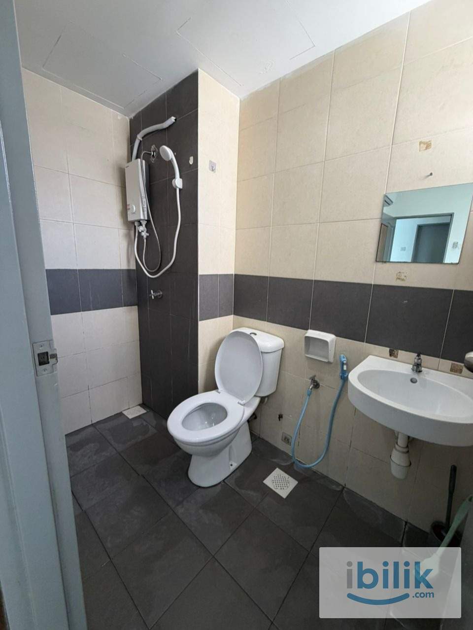 Aircond Master/Medium/Single Room, Female,SERI PUTERI CONDO. 1min walk Cheras lrt  - Image 5