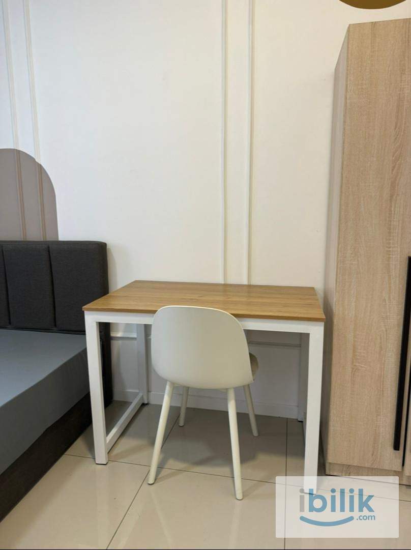 Cosy Middle Room at Savvy Riana  - Image 2