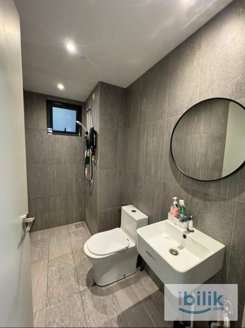 Cosy Middle Room at Savvy Riana  - Image 9