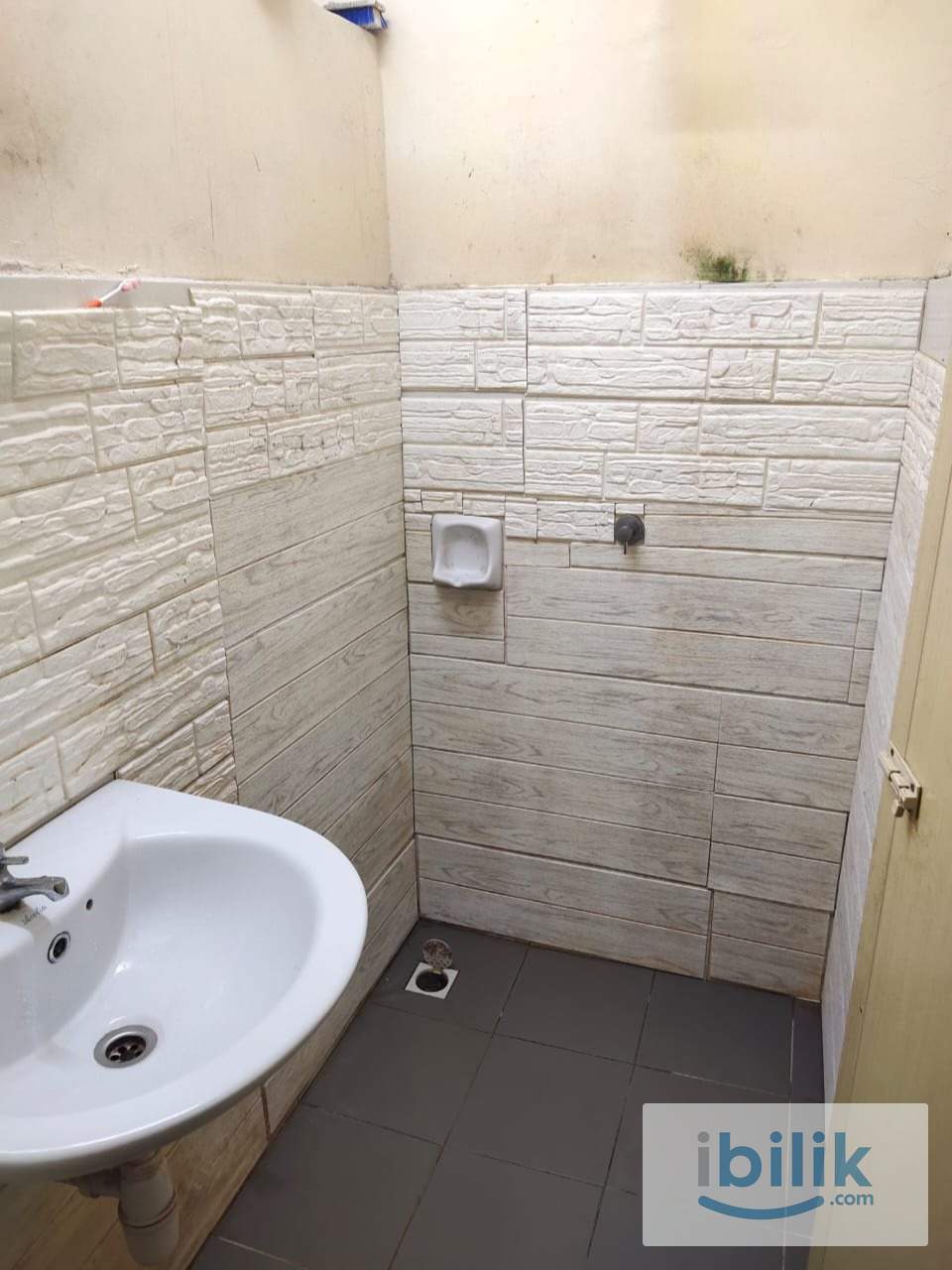 Idaman Seroja Masteroom to rent with RM 380 ( Included Utility) - Image 3