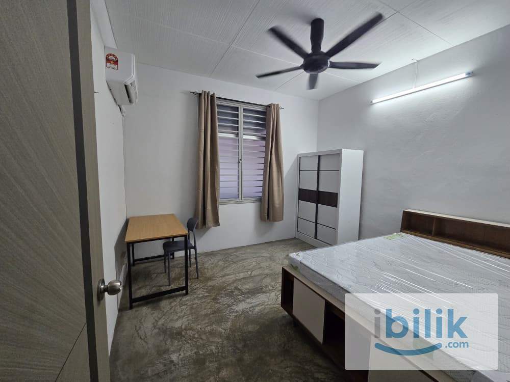 Spacious Room at Lebuh Mahsuri Terrace House, Bayan Baru - Image 1