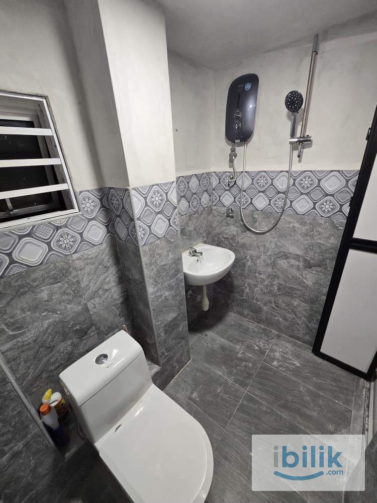 Spacious Room at Lebuh Mahsuri Terrace House, Bayan Baru - Image 2