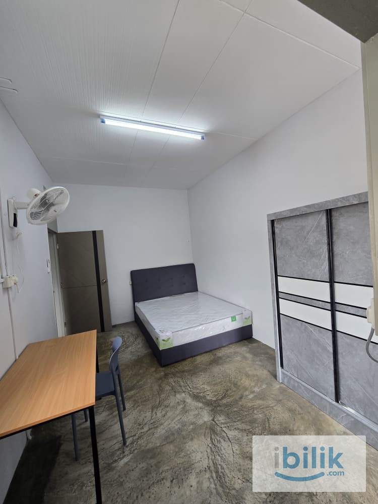 Spacious Room at Lebuh Mahsuri Terrace House, Bayan Baru - Image 1