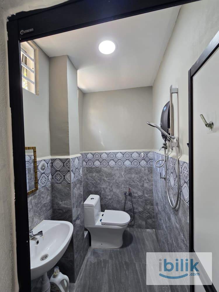 Spacious Room at Lebuh Mahsuri Terrace House, Bayan Baru - Image 3