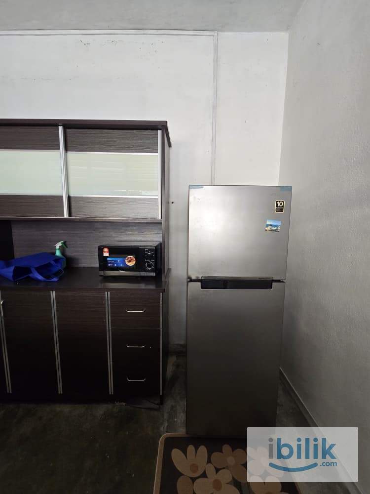 Spacious Room at Lebuh Mahsuri Terrace House, Bayan Baru - Image 6