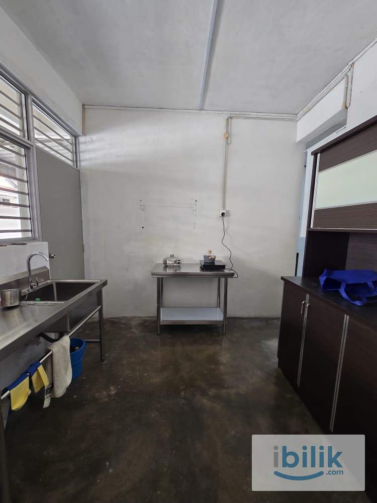 Spacious Room at Lebuh Mahsuri Terrace House, Bayan Baru - Image 2