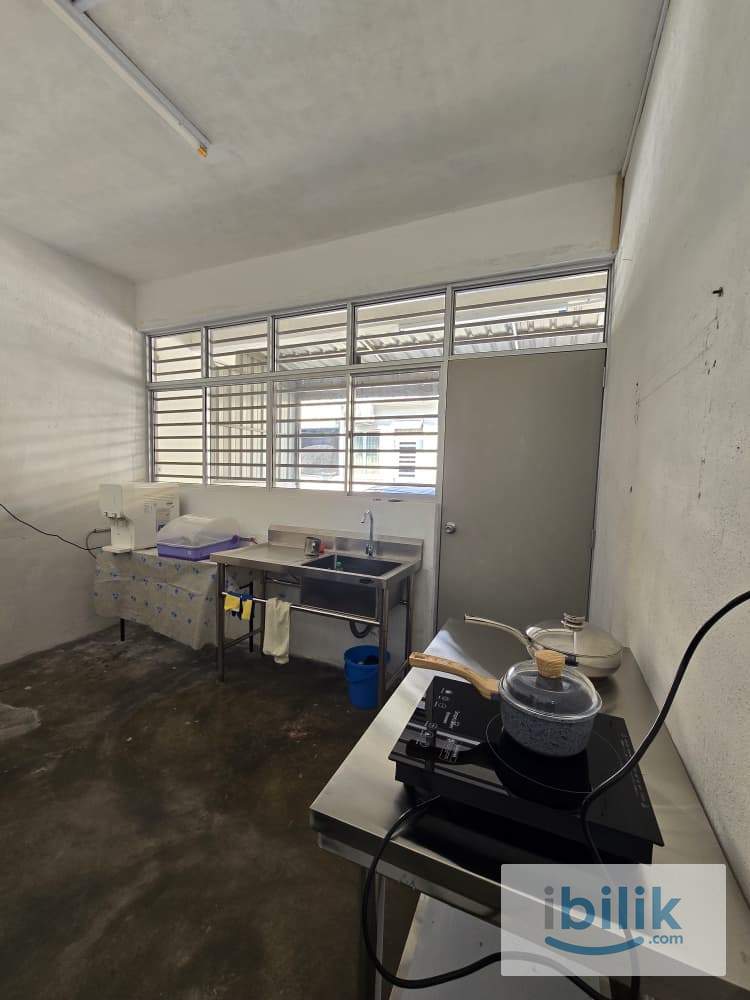 Spacious Room at Lebuh Mahsuri Terrace House, Bayan Baru - Image 4