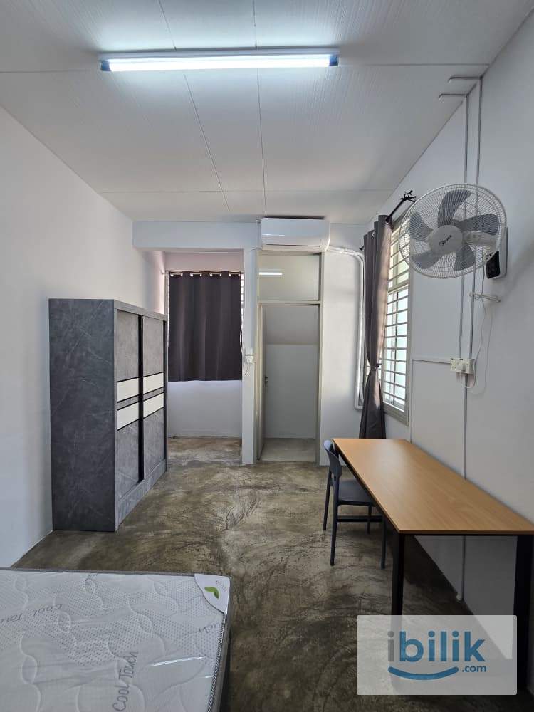 Spacious Room at Lebuh Mahsuri Terrace House, Bayan Baru - Image 6