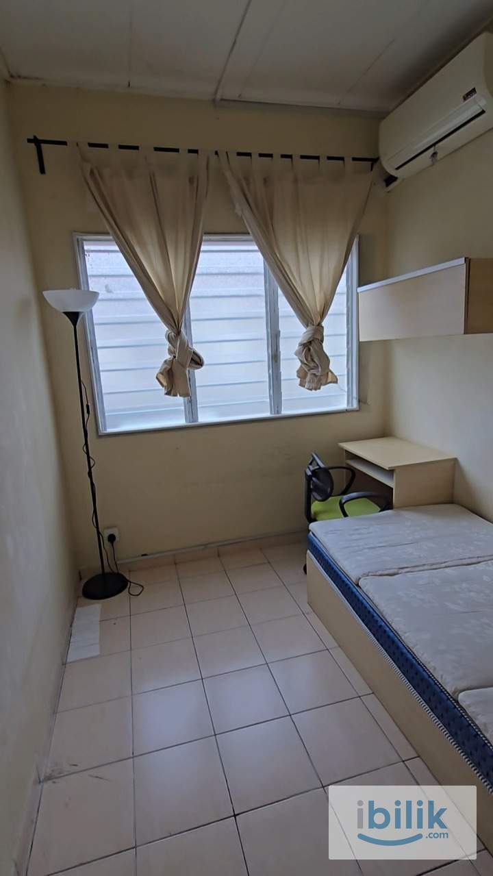 Middle room in klang utama - Image 10