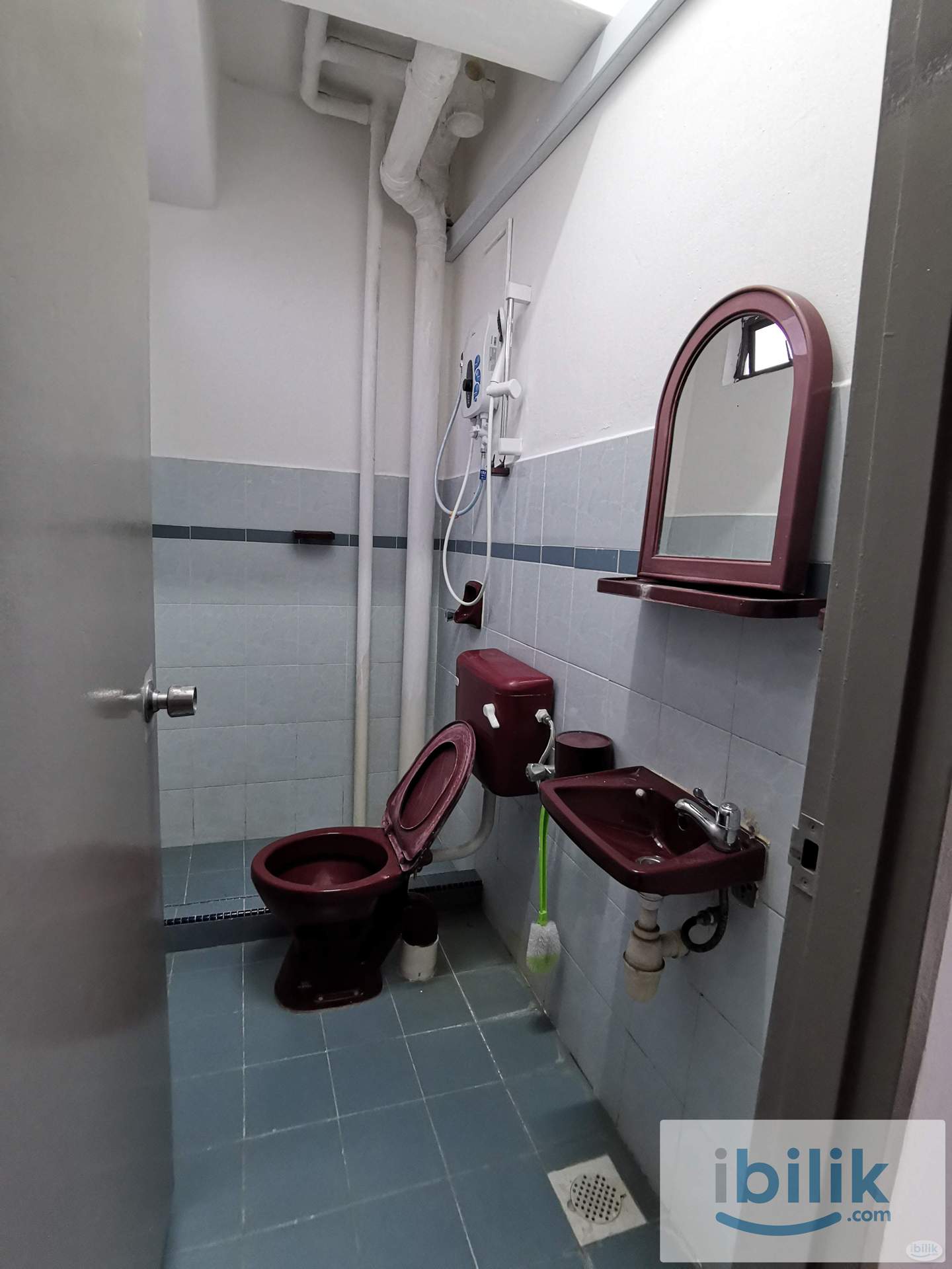 Cheng Perdana Mid Room with Bathroom - Image 3