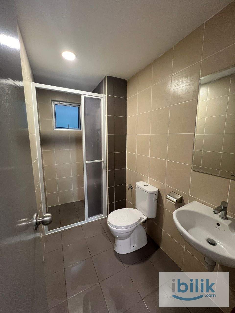 Spacious master room at Razak City, KL, Near LRT Salak Selatan - Image 4