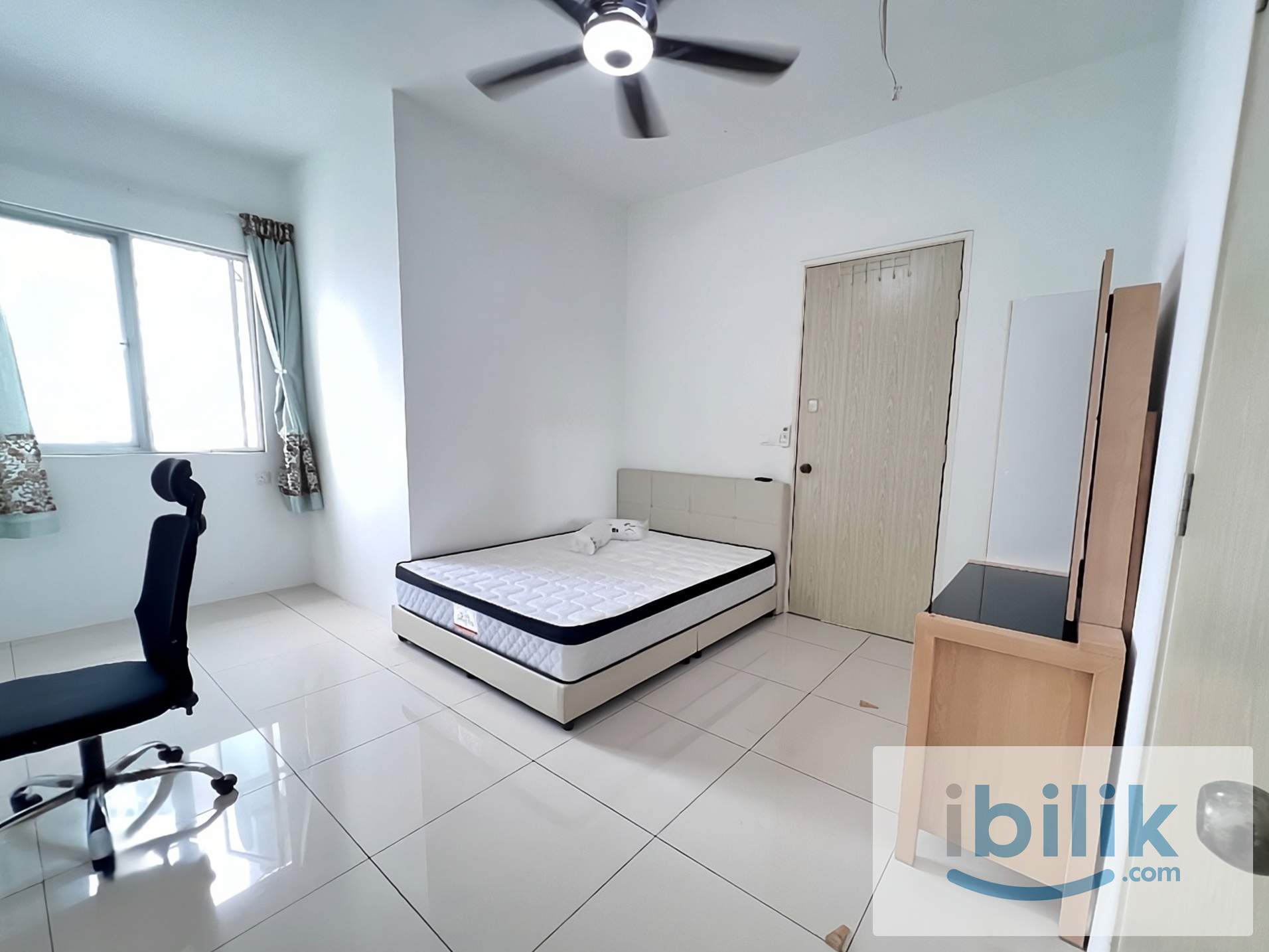 Middle room for rent @The Clovers. Five minutes away from airport. Excellent facilities. Great community - Image 1