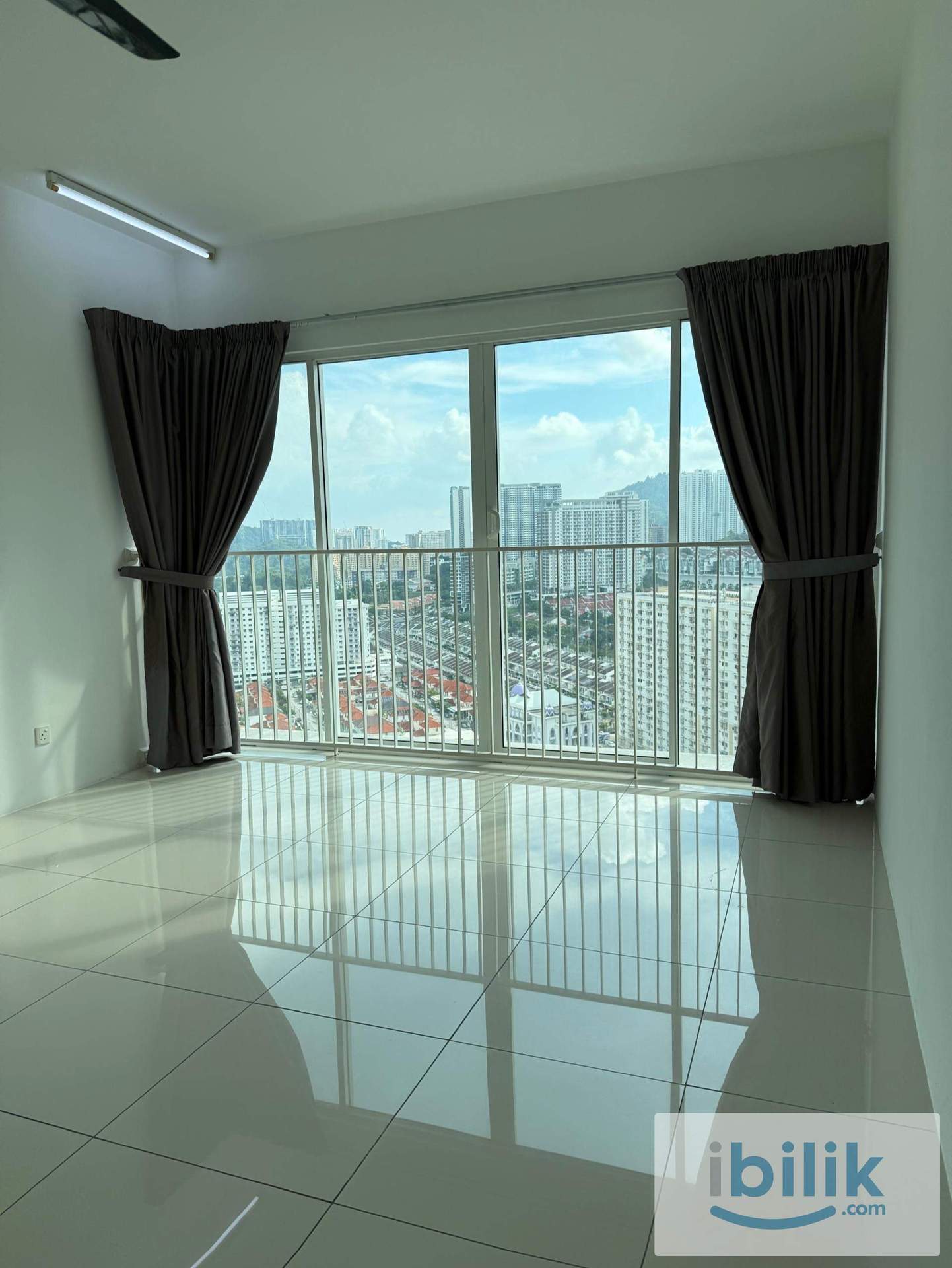 Middle room for rent @The Clovers with private 🛁bathroom - Image 1