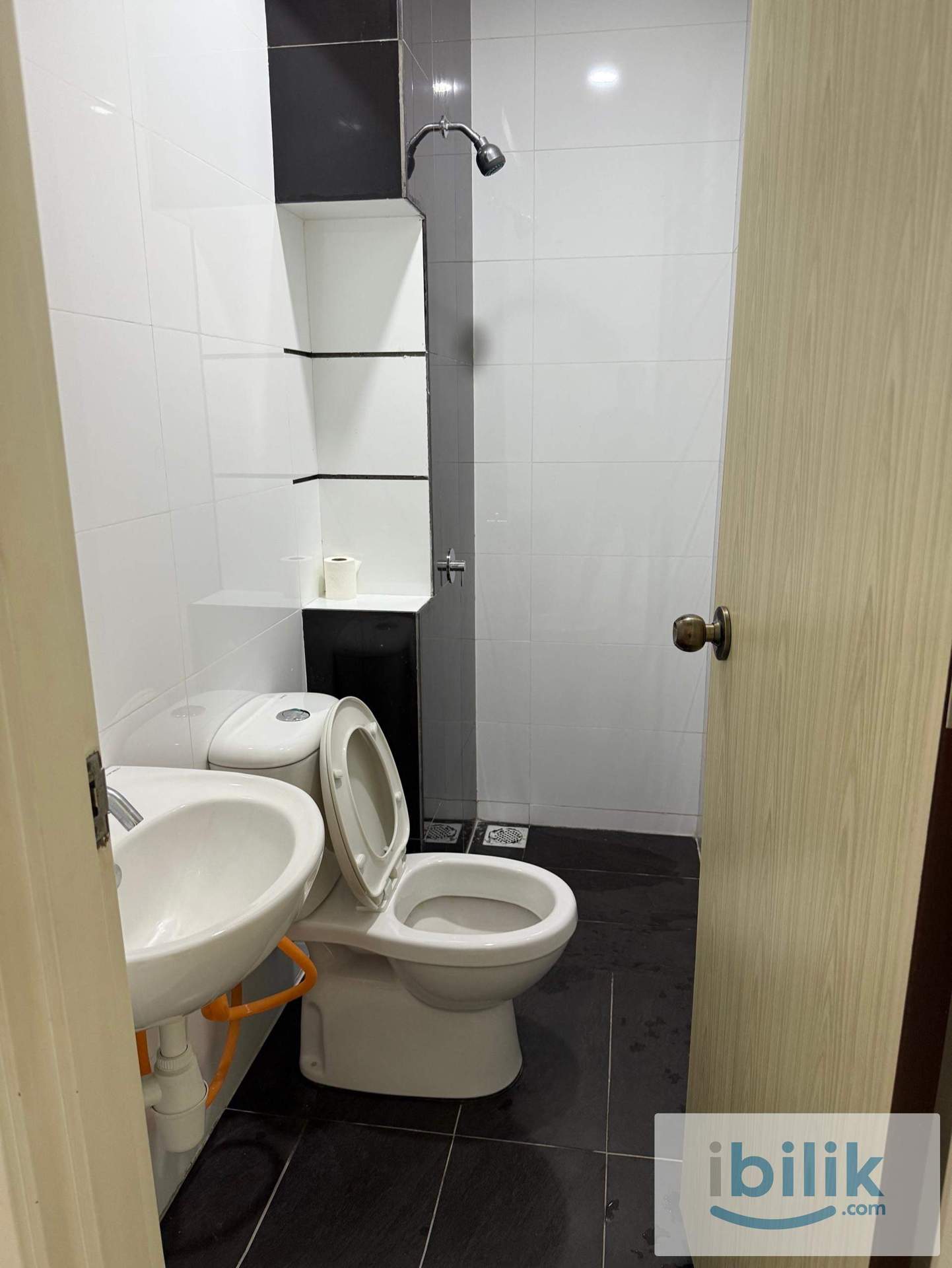 Middle room for rent @The Clovers with private 🛁bathroom - Image 7