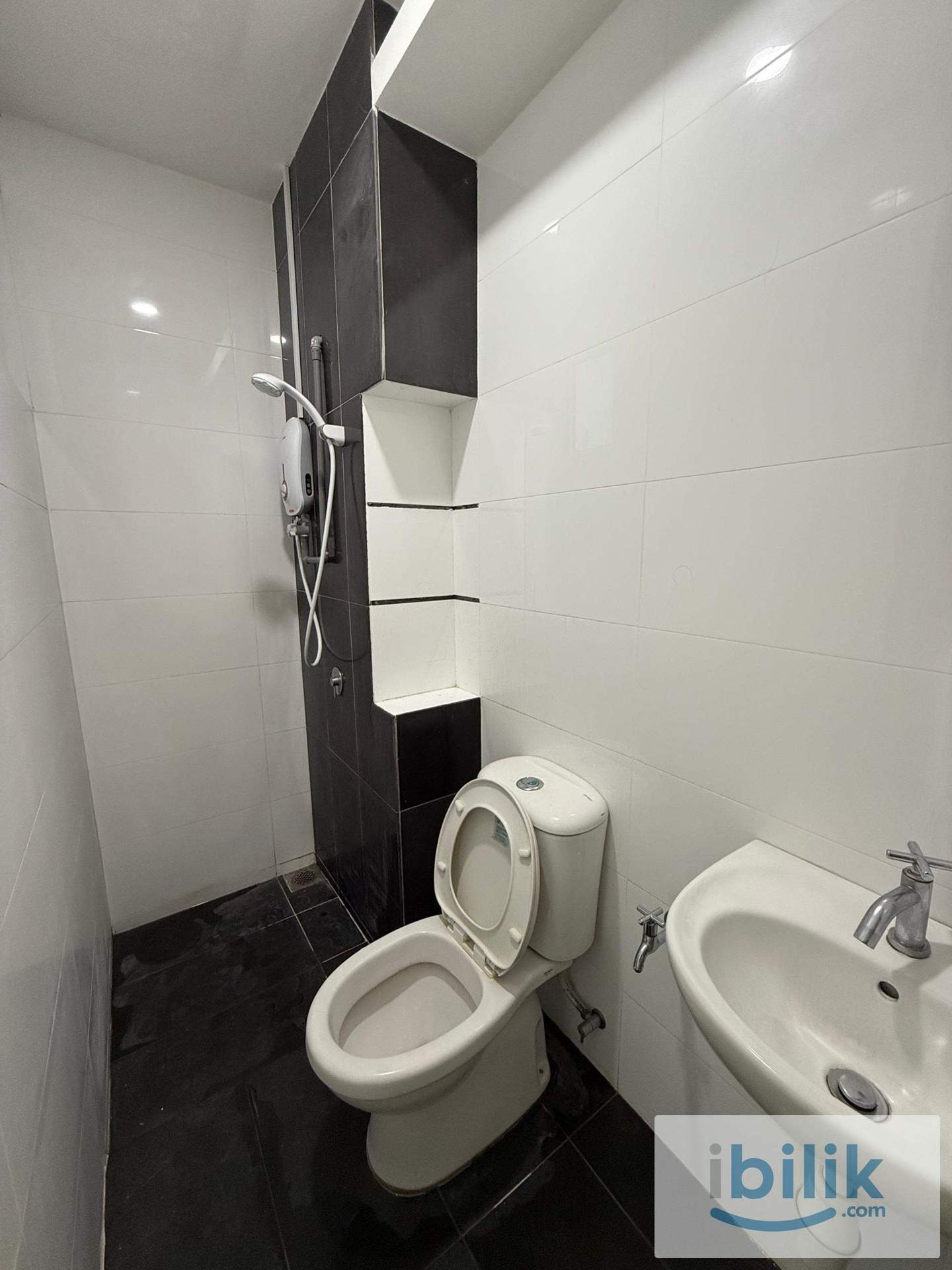 Master room for rent with private 🛁bathroom @The Clovers - Image 8