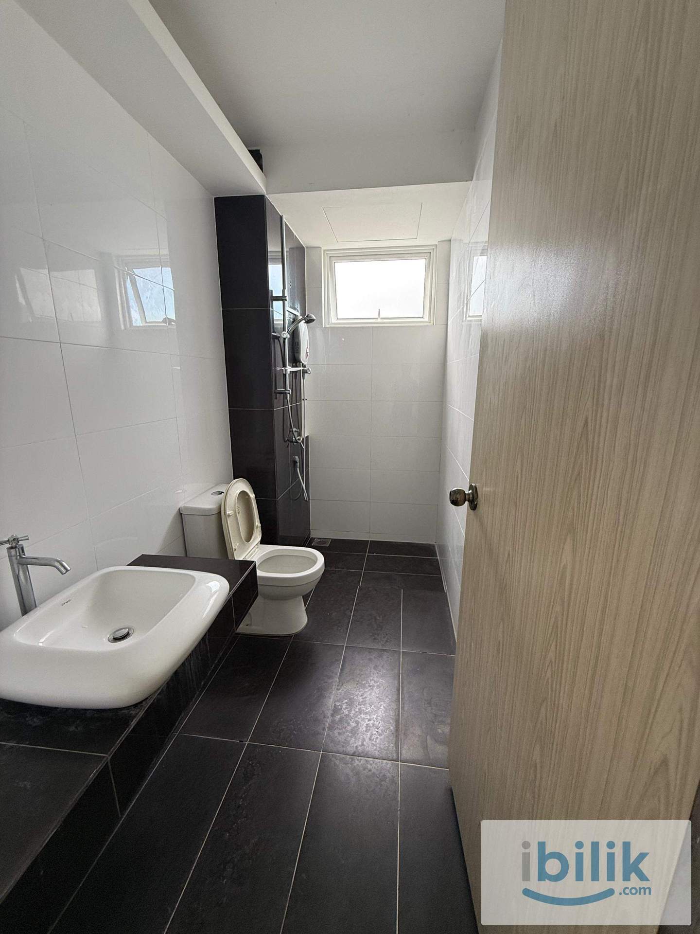 Master room for rent with private 🛁bathroom @The Clovers - Image 4