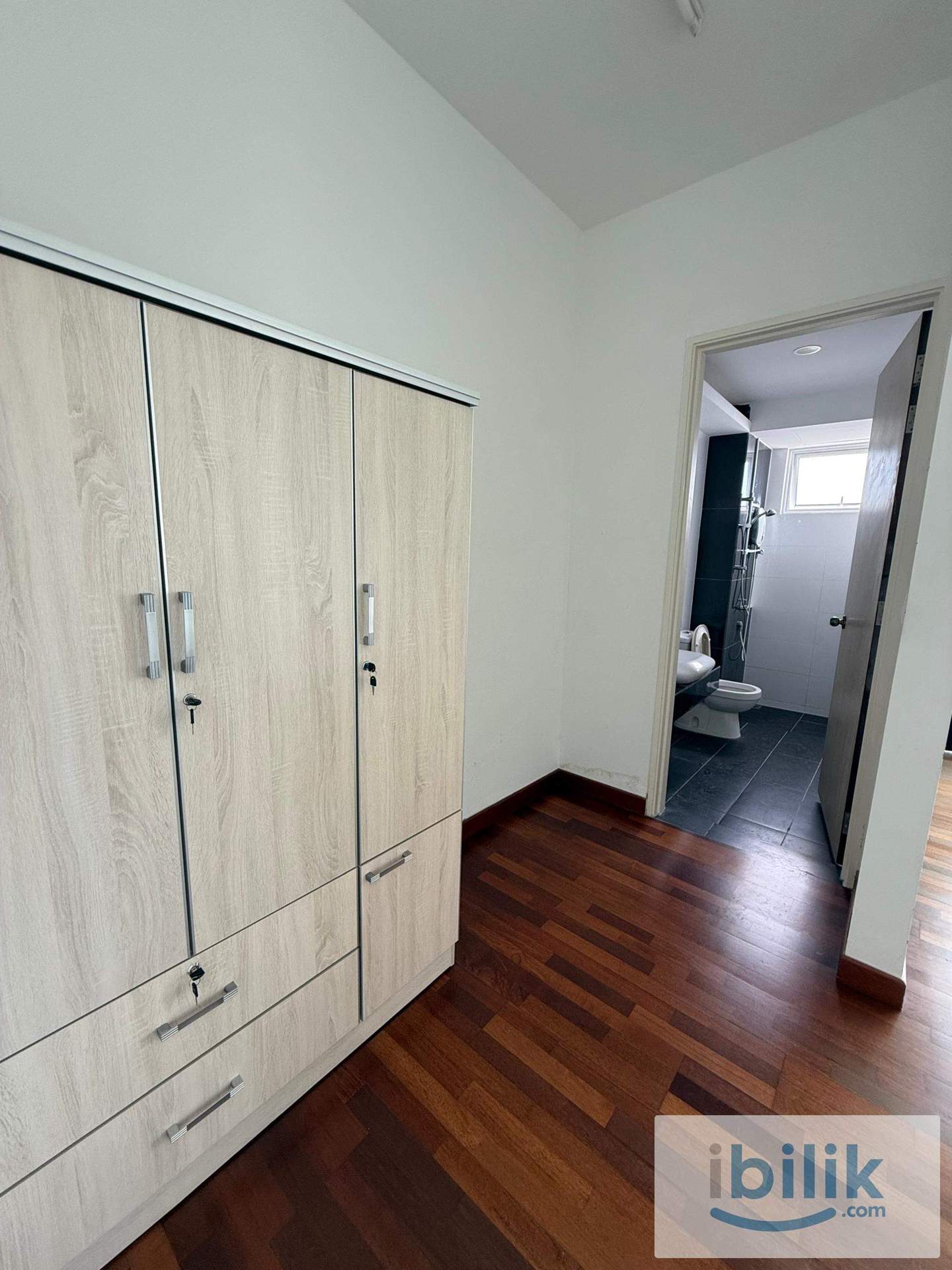 Master room for rent with private 🛁bathroom @The Clovers - Image 3
