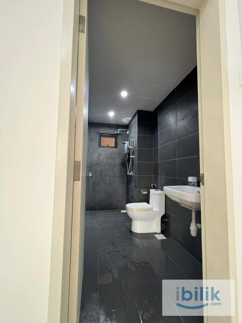 Free WIFI Master Room at Parkhill Residence - Image 4