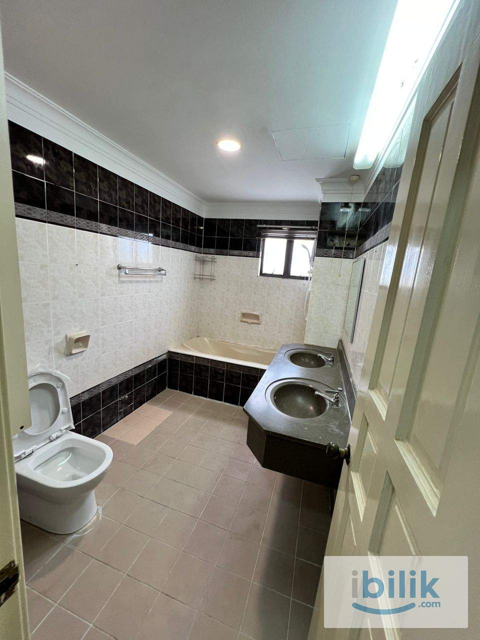 Free WIFI Female Master Room at Vista Komanwel - Image 5