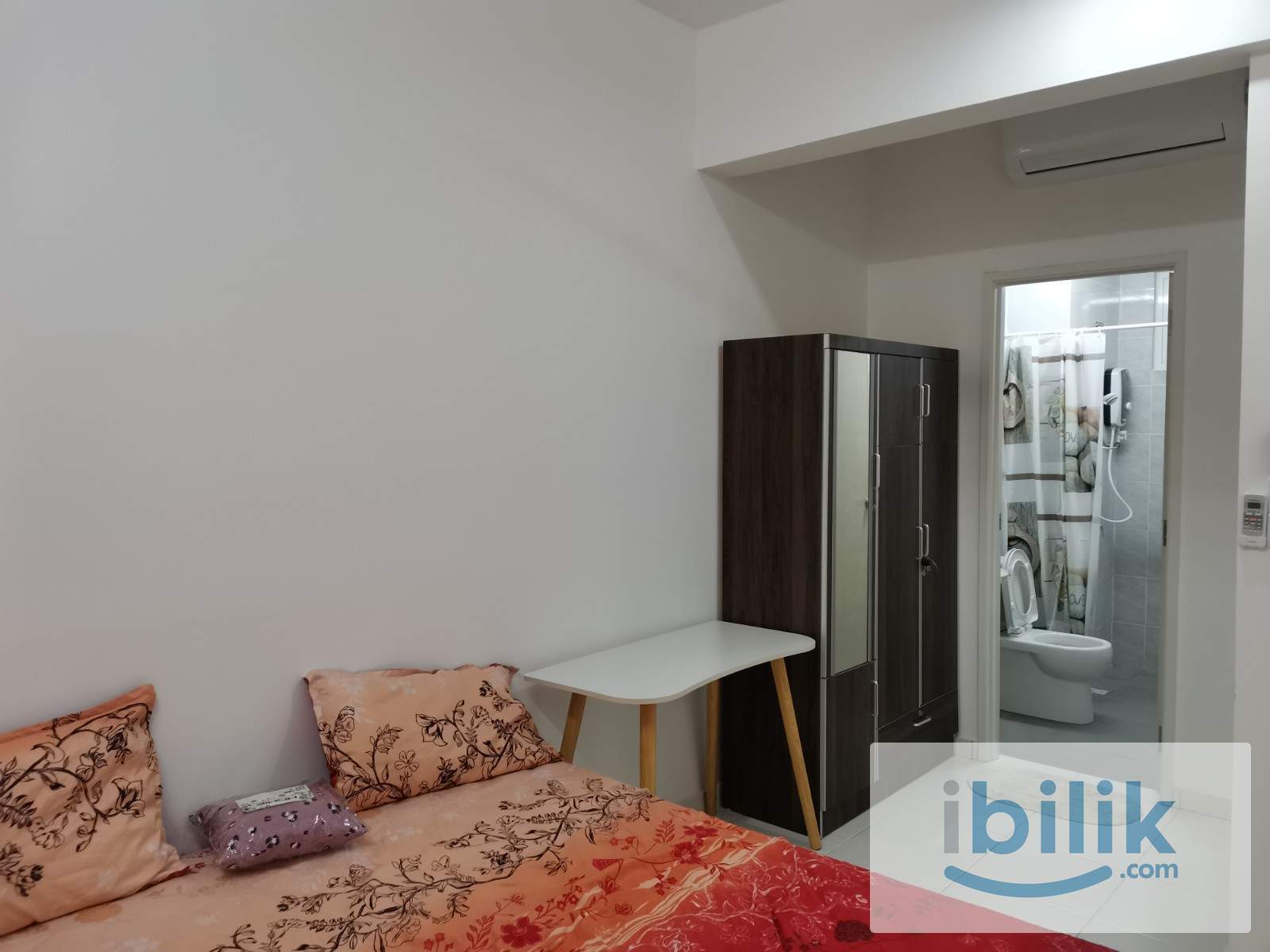 i-Santorini Aircond Fully Furnished Master Room included utilities Private Bathroom MIX GENDER - Image 1