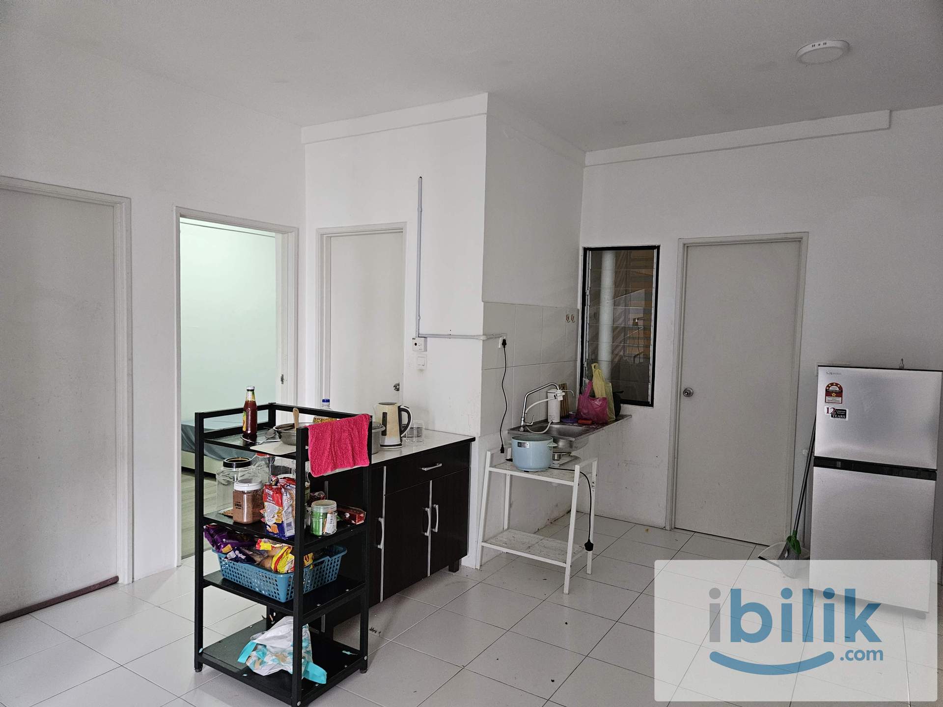 Tri Pinnacle aircond Middle room included utilities shared bathroom MIX GENDER - Image 3