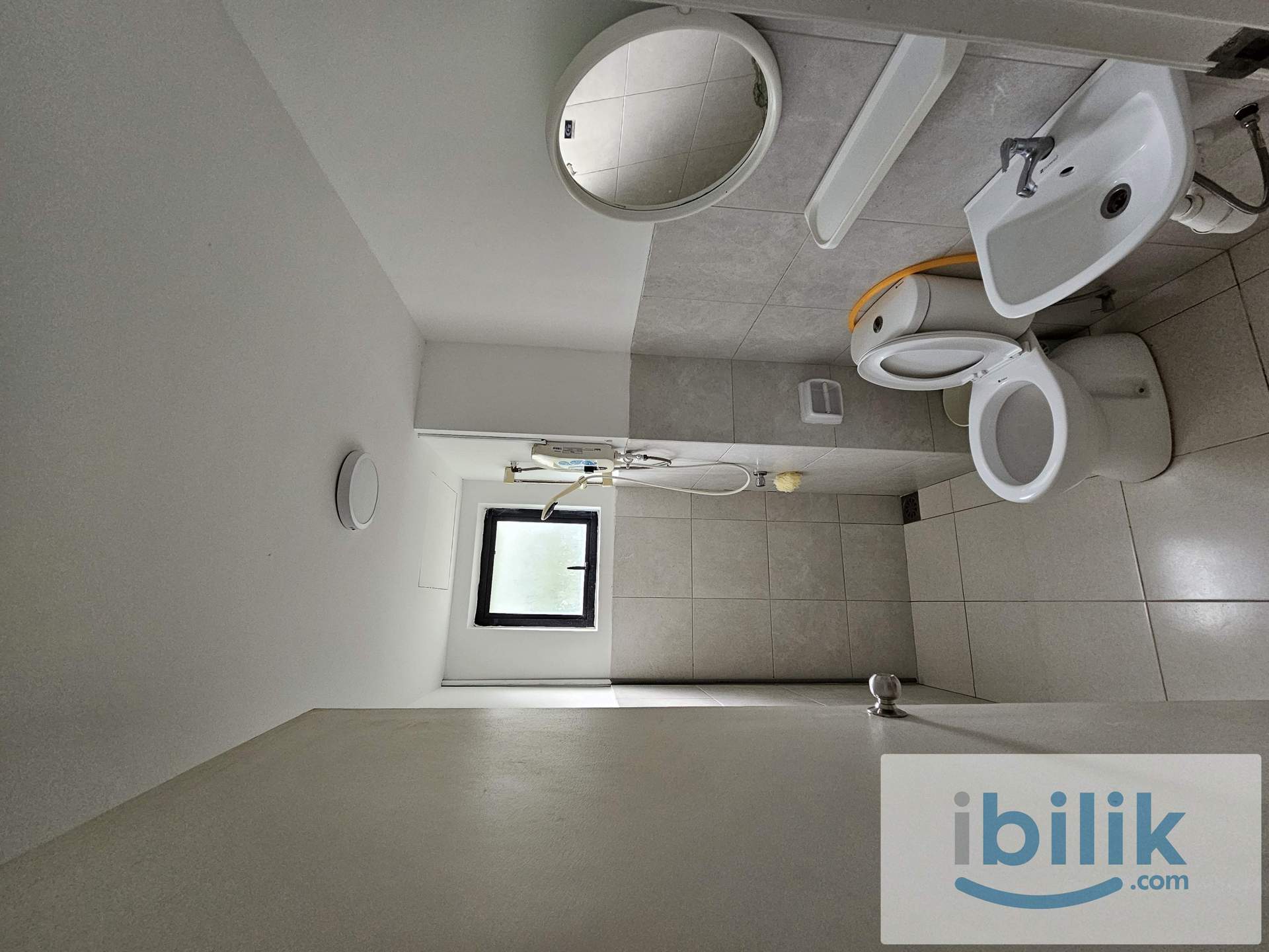 Tri Pinnacle aircond Middle room included utilities shared bathroom MIX GENDER - Image 4