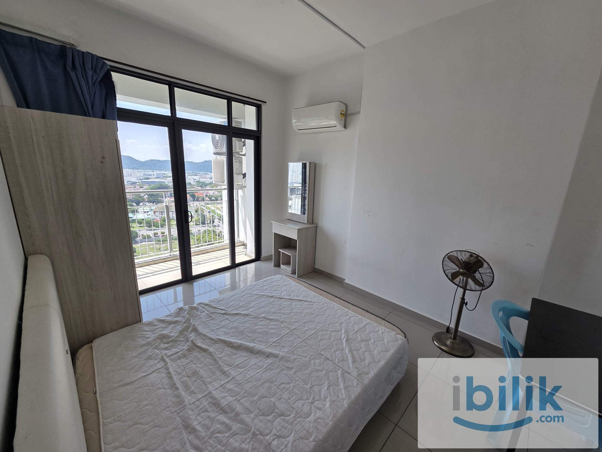 Promenade Aircond furnished Balcony Middle Room include utilities shared bathroom - Image 3