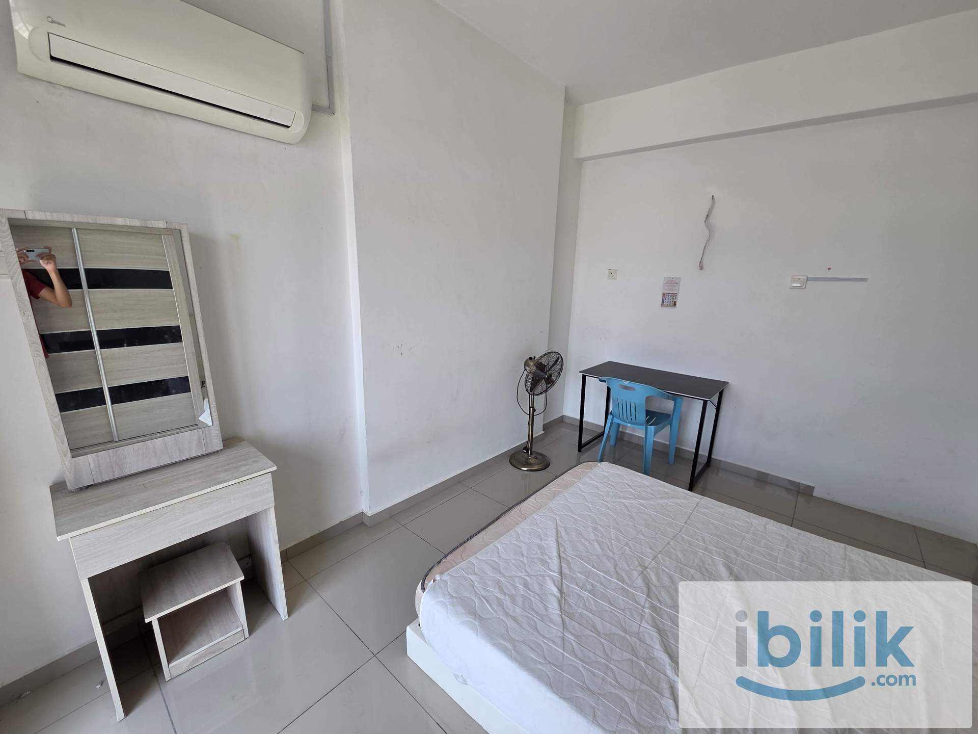 Promenade Aircond furnished Balcony Middle Room include utilities shared bathroom - Image 4