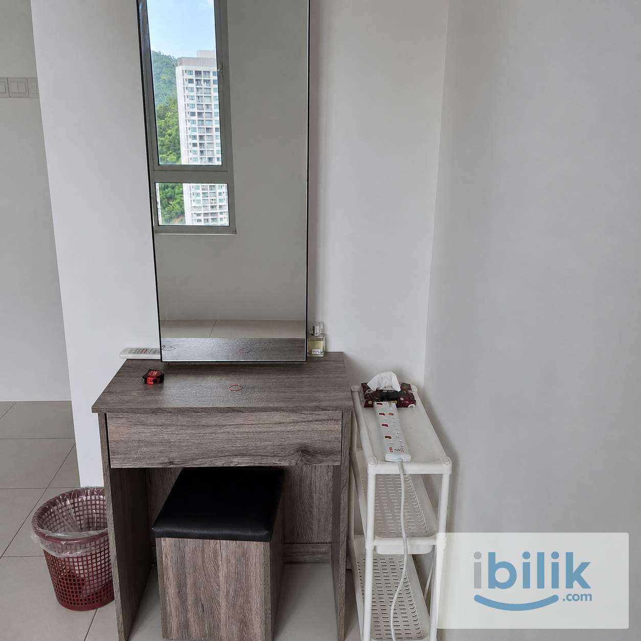 Single Room with Private Bathroom - Image 4