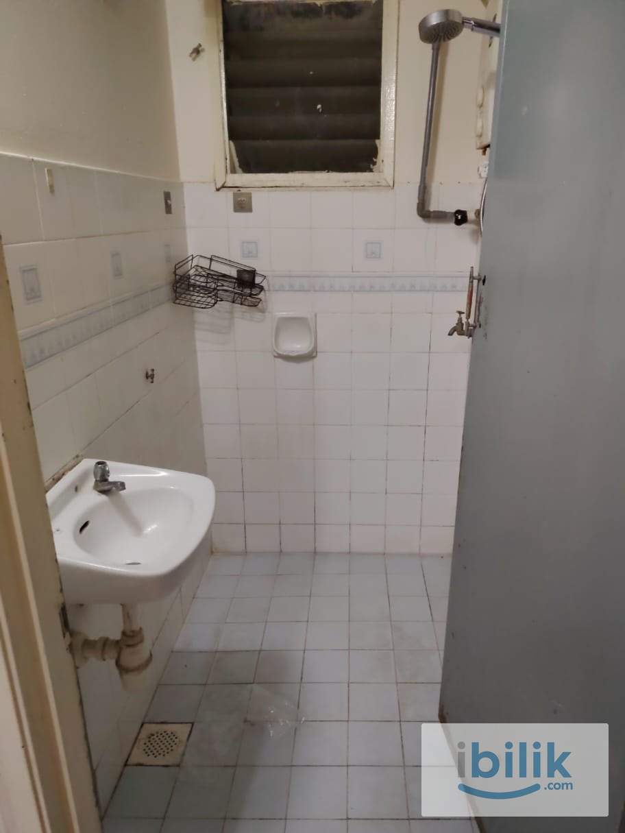 2 rooms for rent partly furnished at goodyear Court 5 near LRT - Image 4