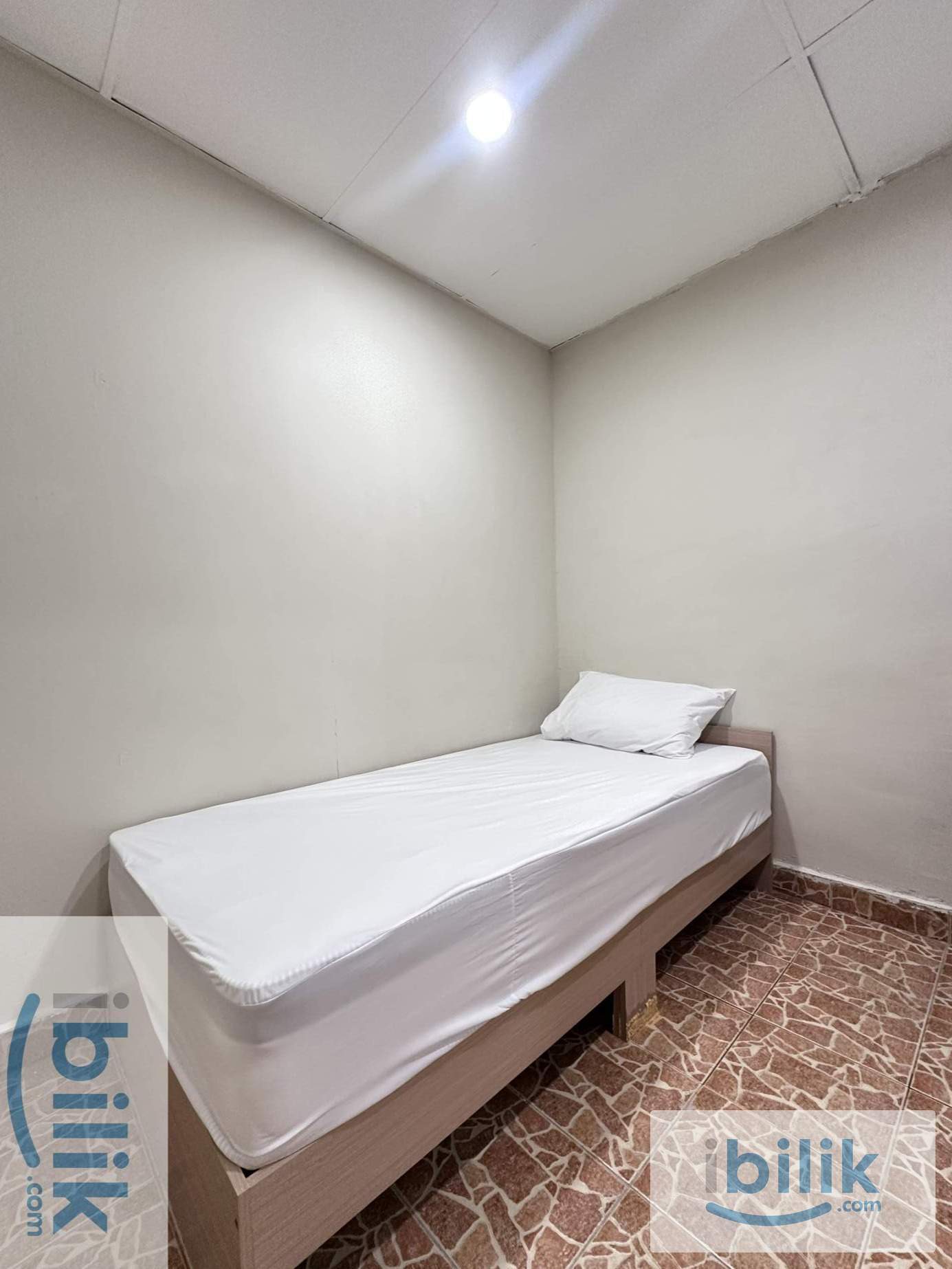 🚶‍♂️4 mins walk to MRT KL Sentral Private Room Rent in Brickfields with ZERO Deposit! - Image 1