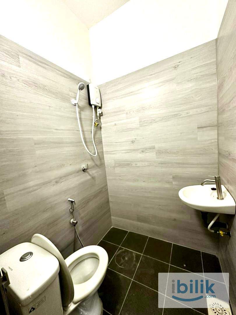 🚽 PRIVATE BATHROOM | LUXURY STAY 💘 with 🚶‍♂️Distance to MRT Chow Kit - Image 3