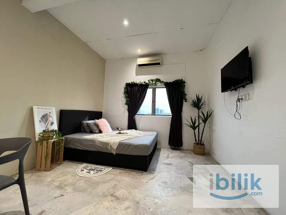 🛏️Private Queen Bed in Casavilla SS3 with Own Bathroom 🚽 in Petaling Jaya - Image 1