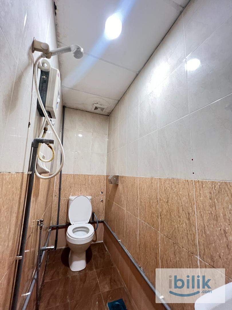 🛏️Private Queen Bed in Casavilla SS3 with Own Bathroom 🚽 in Petaling Jaya - Image 4