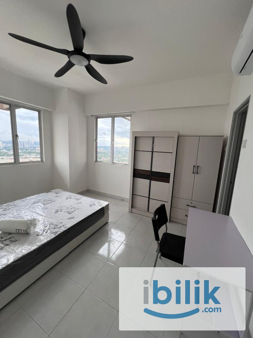 😍 5 mins walk to LRT 😍 Inclusive of Utilities 😍Free Wifi 😍Free Cleaning 😍Fully furnished Medium Room at Main Place - Image 1