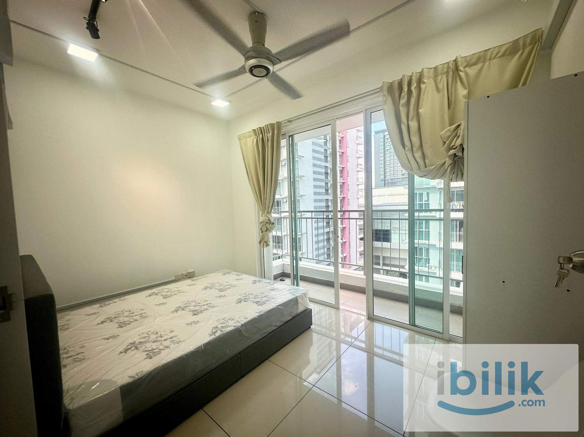 (Female Unit)☀5 min walk to LRT Ara Damansara !! Middle Room at Pacific Place - Image 2