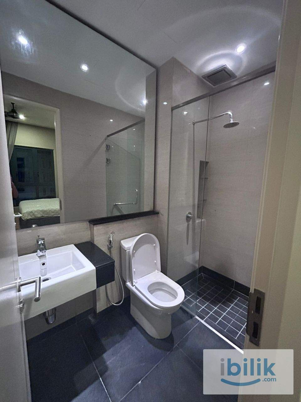 Middle room with connecting bathroom for rent in 100 residency Setapak, TARUC, Wangsa maju KLCC - Image 2