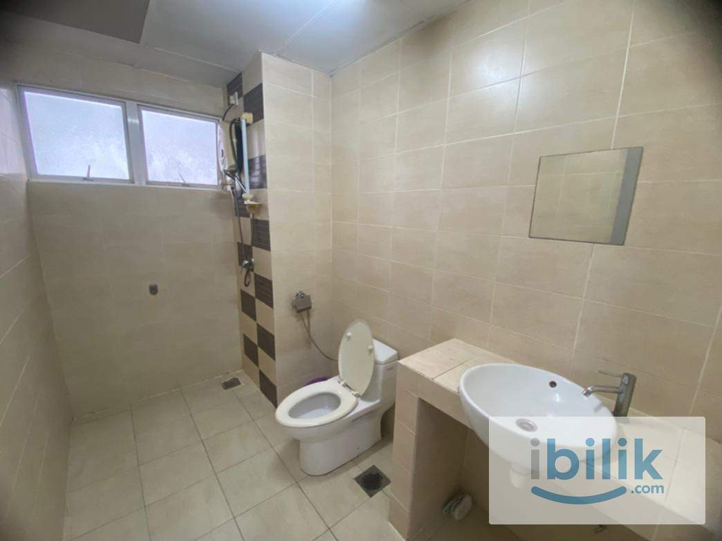 Actual Room Nice View Master Room with Private Bathroom🚶🏻Walk to MRT Kota Damansara /SEGI🧹Weekly Cleaning & Free Wifi - Image 2