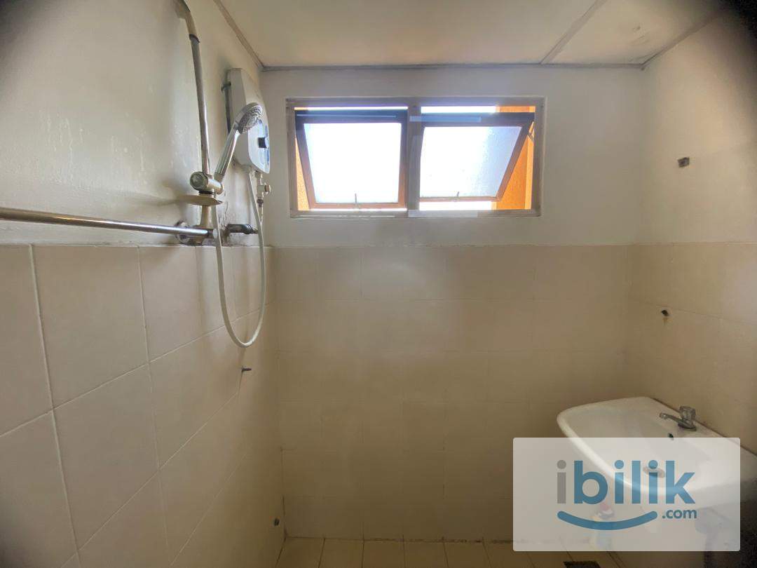 Block C Next to Back Exit🌇 Furnished Private Room🚶🏻 Walk to MRT Surian 🏊🏼Weekly Cleaning🧹Free Wifi - Image 5