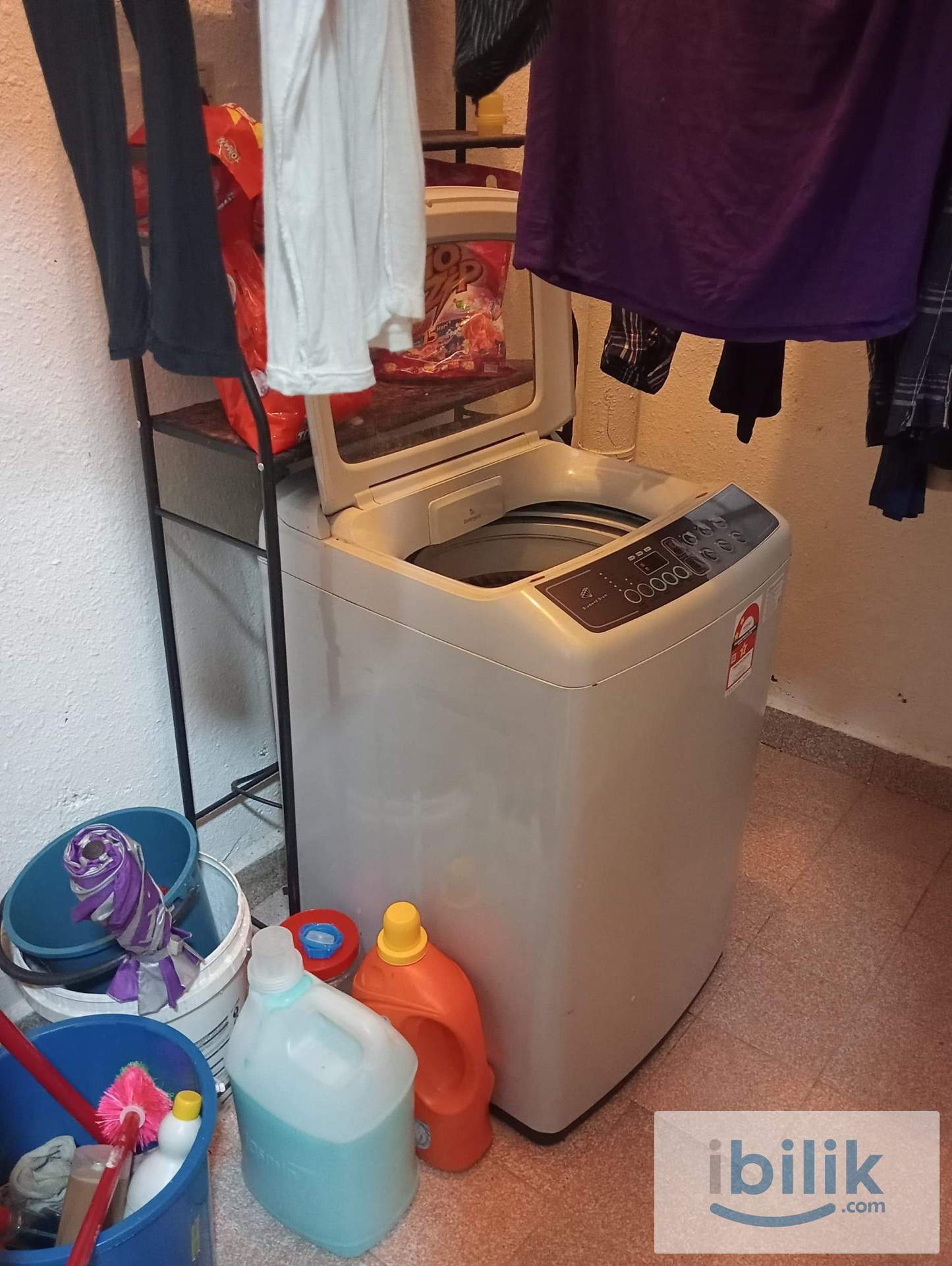 Palm spring kota damansara Female unit master room for rent - Image 1